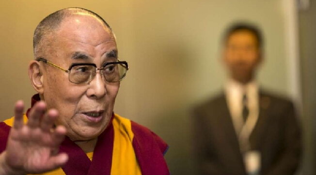 Tibet, il Dalai Lama si scusa             per aver chiesto a un bambino           di “succhiargli la lingua”