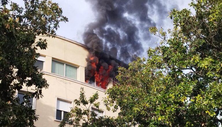 Fiamme al quarto piano della sede      del Municipio VII della Capitale
