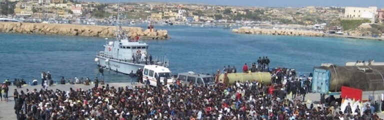 Nuovi sbarchi a Lampedusa: quasi mille arrivi nel giorno di Pasqua, l’hotspot è ormai al collasso