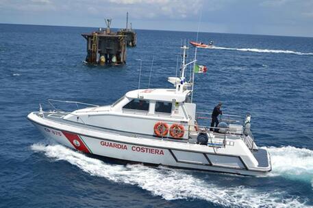 Fiumicino: termina il carburante,      un gommone soccorso a 10 miglia    da costa del litorale romano