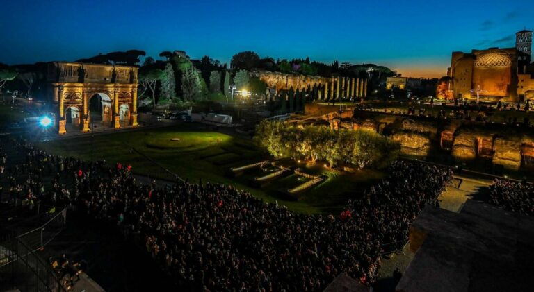 Via Crucis al Colosseo, il Sindaco Gualtieri partecipa alla celebrazione
