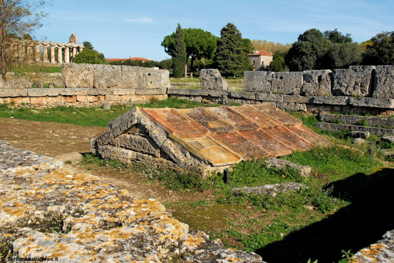 Scavi a Paestum, Eros e delfini: nuove straordinarie scoperte nel tempietto