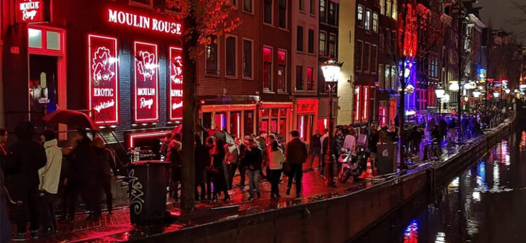 Amsterdam, quartiere a luci rosse sarà spostato in periferia