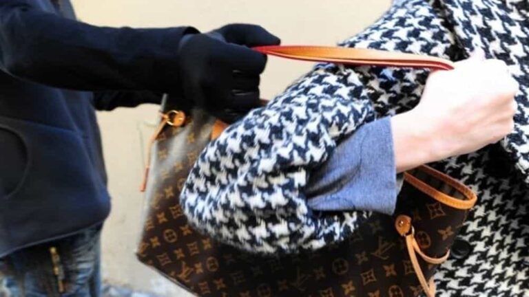 Roma: spintona una donna incinta  per rapinarla, interviene il compagno         e lo scippatore viene arrestato