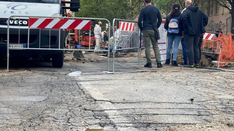 Tor Pignattara, dopo l’allagamento torna l’acqua, ma restano i disagi: strada chiusa e invasa dal fango