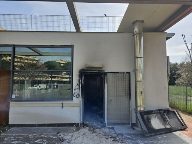 Roma, a fuoco l’ex bar Dolce e salato le indagini verso la pista dolosa