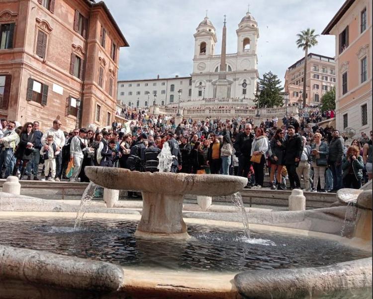 Roma, raid di “Ultima Generazione”    a Piazza di Spagna: acqua nera nella Barcaccia
