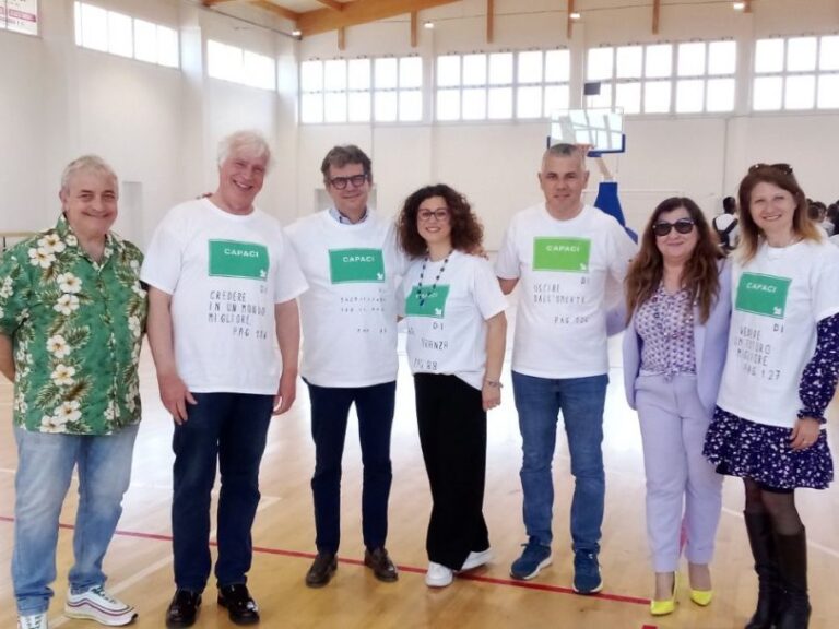 Il Palazzetto dello sport gremito di studenti per l’incontro con il professor Luigi Garlando