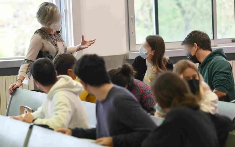 Scuola, piano straordinario               per assumere nuovi docenti:          ecco come funziona