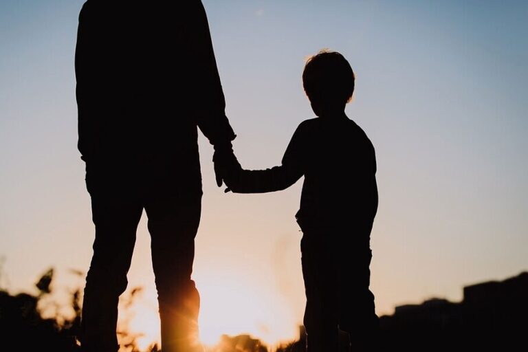 Genitori soli con figli minori, approvate i programmi di sostegno