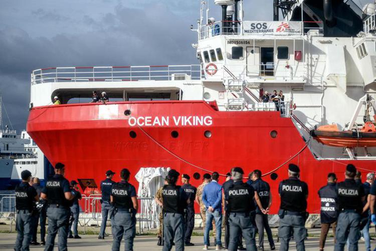 Migranti, 92 persone sulla nave   Ocean Viking a Salerno: la metà                sono minori non accompagnati