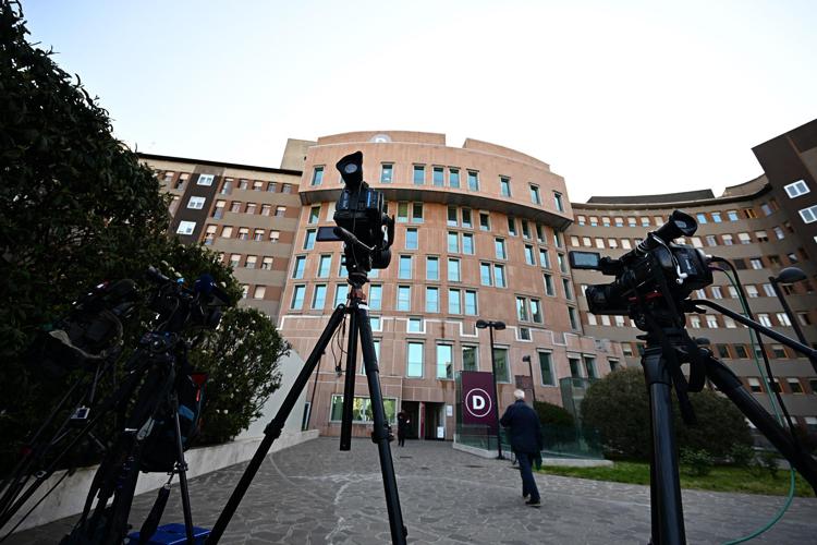 Silvio Berlusconi lascia la terapia intensiva del San Raffaele