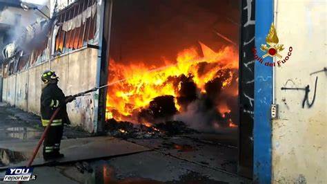 Guidonia: Fiamme in un capannone   di una ditta di trasporti