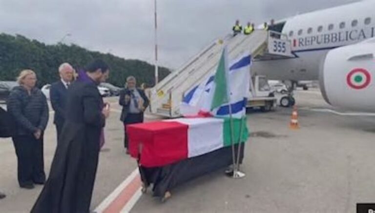 Il feretro di Alessandro Parini atterrato a Ciampino, ad accoglierlo   il presidente Sergio Mattarella