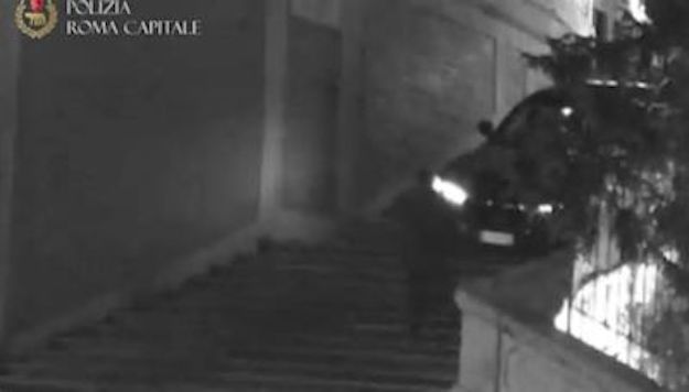 Roma, con il suv sulla scalinata                di Trinità dei Monti: automobilista            rinviato a giudizio