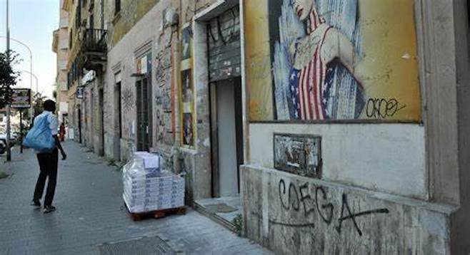 Fiaccolata dei residenti                     del Pigneto contro il degrado           notturno del quartiere
