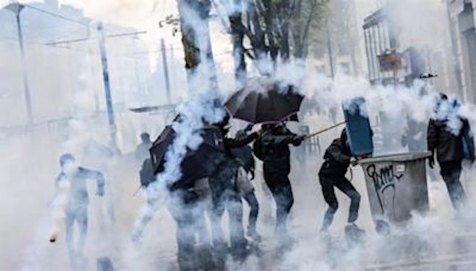 Pensioni, in Francia 12esimo giorno di proteste: cortei e scontri da Marsiglia a Nantes
