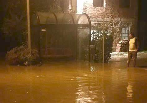 Prati Fiscali, case invase da acqua e fango. Numerose famiglie evacuate