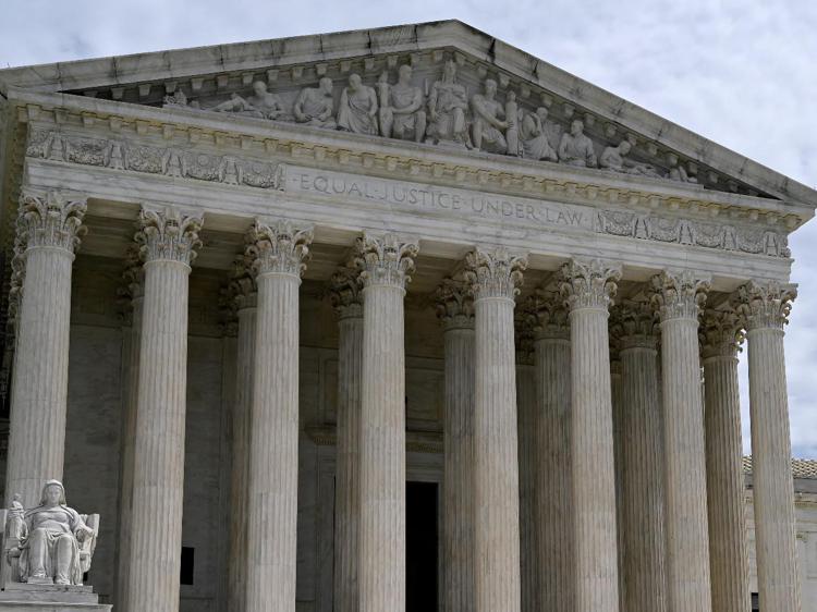 Usa, Corte Suprema blocca temporaneamente i limiti                       alla pillola abortiva