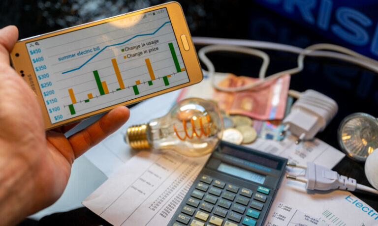 Codacons: in 10 anni bollette aumentate di 1.625 euro a famiglia