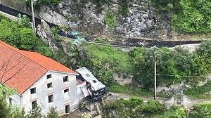 Campania, bus precipita                     dal tornante della Costiera Amalfitana: muore l’autista