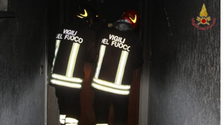 Pomezia, incendio alle case popolari: evacuati i residenti, due intossicati