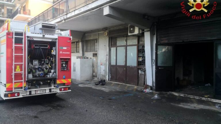 Incendio alla Magliana: distrutti gli uffici al piano terra di una palazzina