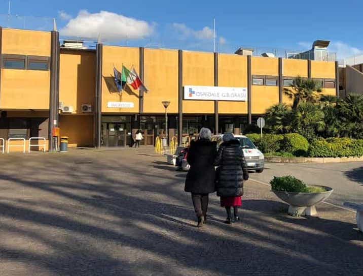 Ostia: non visitano subito la figlia                 e danneggia pronto soccorso