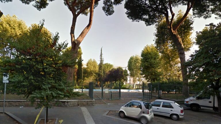 Roma, lo spaccio quotidiano al parco di San Lorenzo, hashish nelle siepi e clienti attesi sulla panchina