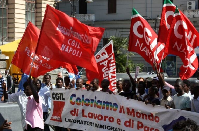 La manifestazionedi Cgil, Cisl                e Uil a Napoli: 50mila persone