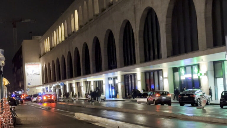 Palpeggia e rapina turista a Termini, arrestato un 28enne