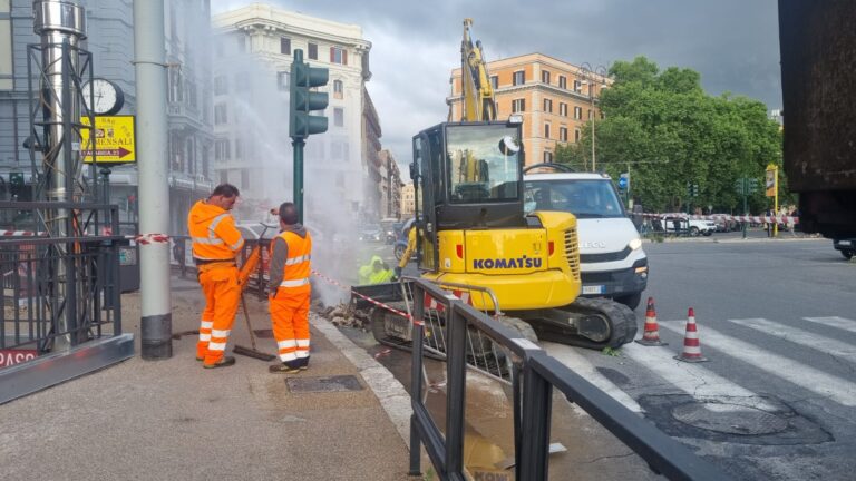 Roma, rottura di una tubatura dell’acqua in piazza Fiume