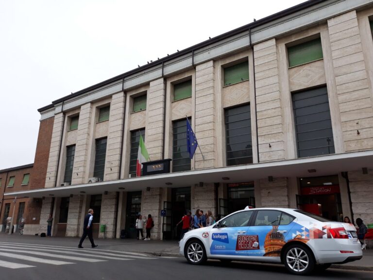 Reggio Emilia: 18enne ucciso               a coltellate in stazione,                        è caccia all’assassino