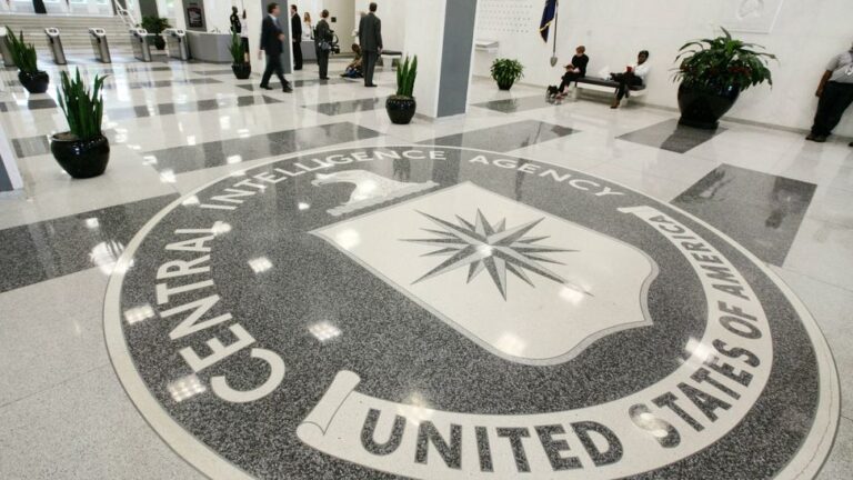 La Cia lancia un video sui social per reclutare spie russe: “Per convincere     i delusi dalla guerra”