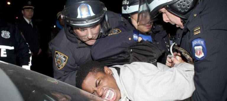 Negli Usa i giovani muoiono              più che negli anni del dopoguerra                      per droghe, alcol e armi da fuoco