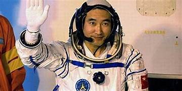 La Cina invia il suo primo      astronauta civile nello spazio