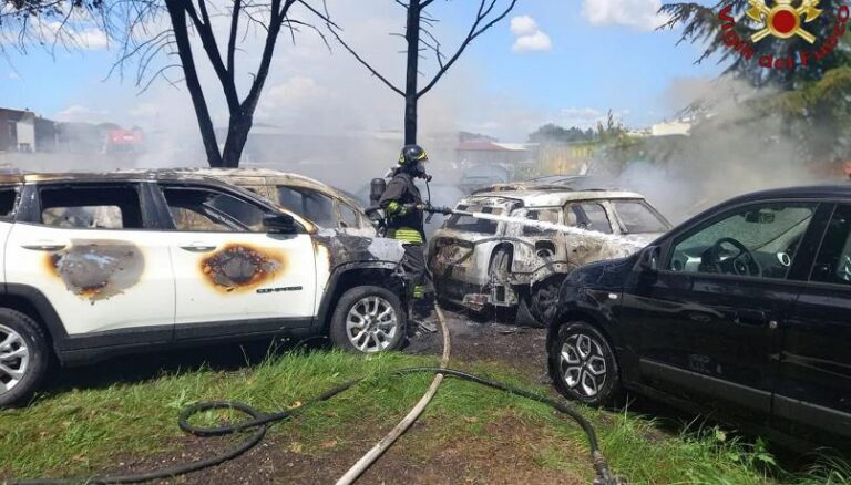 Fuoco in un parcheggio: una persona ustionata e decine di auto distrutte