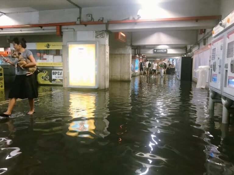 Roma, allagamenti, chiusa           alcune fermate della metro A