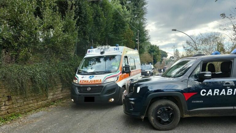 Incidente a Pomezia, scontro frontale tra uno scooter e un furgone: muore un 55enne