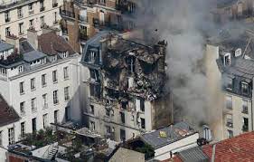 Crolla un palazzo nel centro di Parigi, probabile fuga di gas: 16 feriti