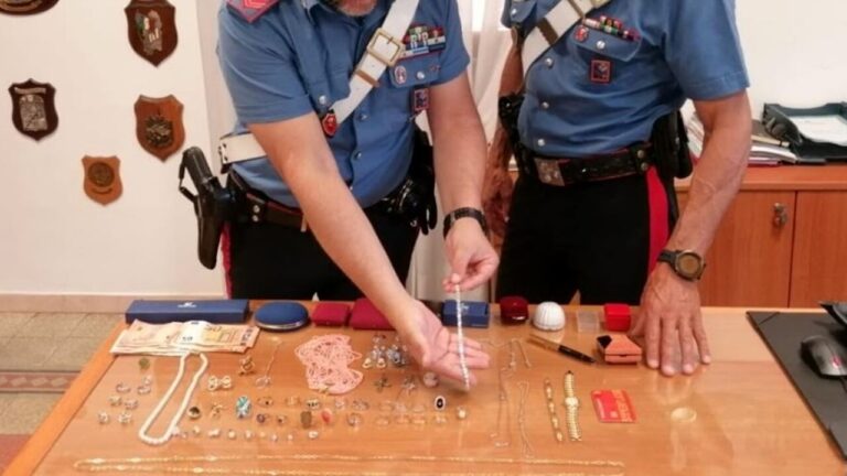 “Suo nipote rischia l’arresto”: si fingono delle forze dell’ordine e truffano anziana