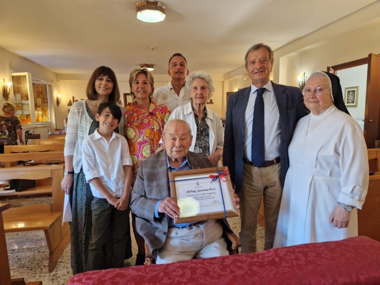 Il prof. Giacomo ricci compie 100 anni Il sindaco Tidei gli consegna una targa