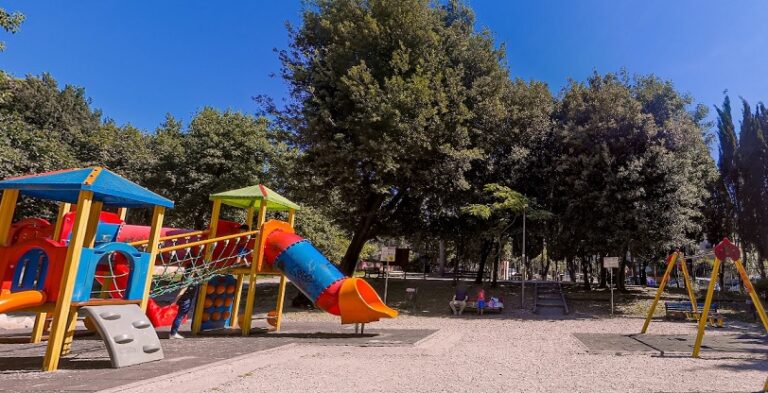 Garbatella, albero cade nel parco ‘Cavallo pazzo’ gremito di bambini