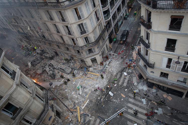 Parigi, i soccorritori cercano i dispersi nel palazzo distrutto dall’esplosione