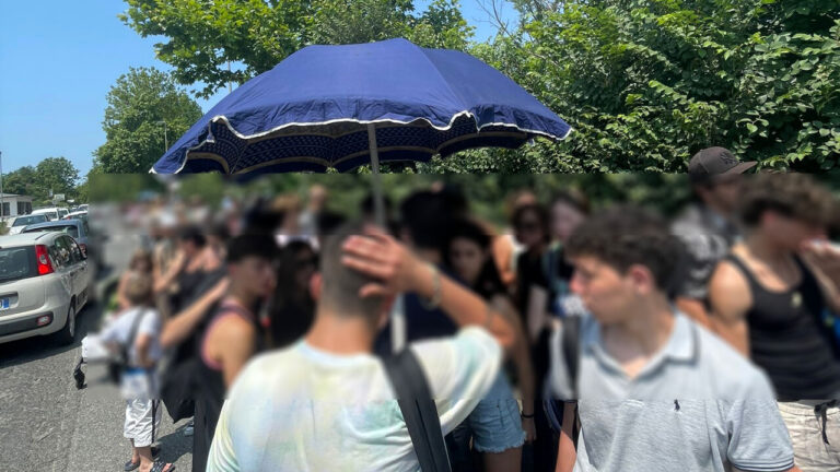 Lavori sulla Roma Lido, è caos navette. Centinaia di romani per ore sotto il sole