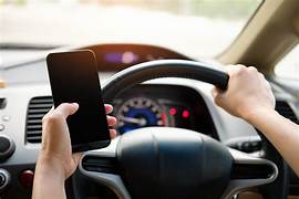 Under 35 spericolati al volante: il 23% guarda video su smartphone, il 66% telefona