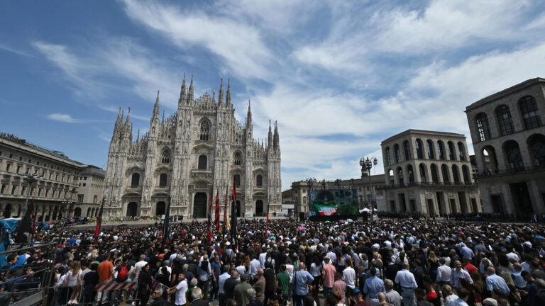 Oltre 10mila persone in piazza Duomo per l’abbraccio a Silvio Berlusconi