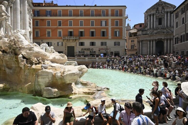 Limitare gli accessi alla Fontana        di Trevi