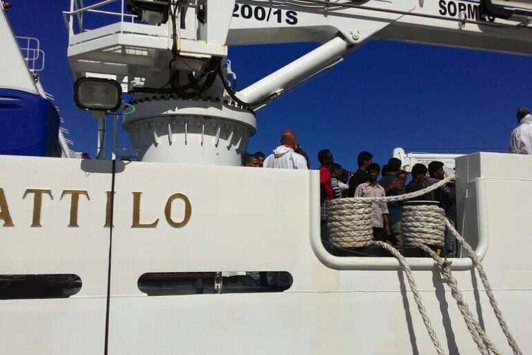 Migranti: anche un neonato morto     tra i 50 soccorsi in mare in Calabria