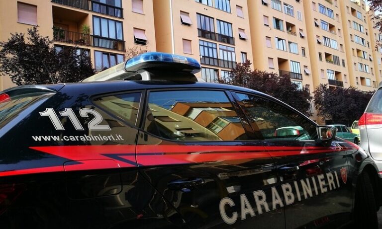 Spara tre colpi alla ex moglie e scappa. La donna muore in strada